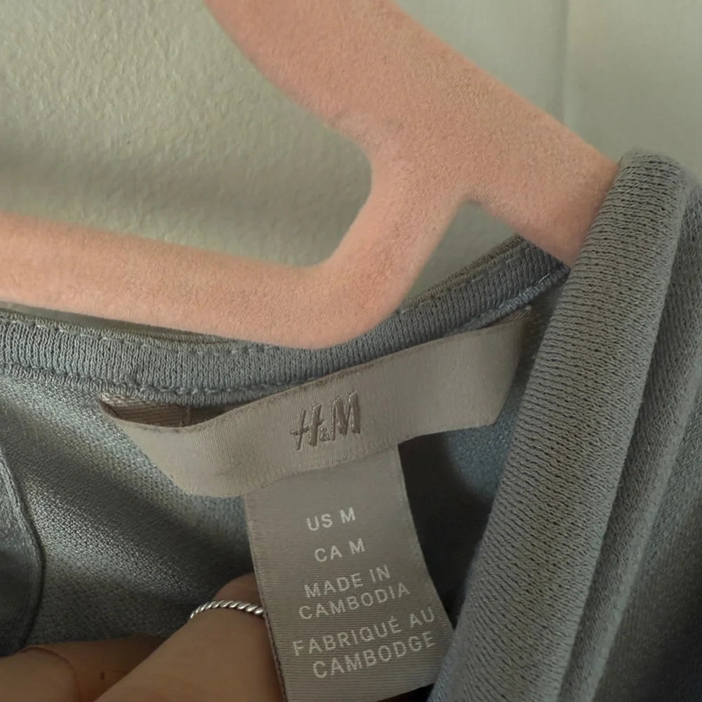 3for30 H&M Gray Cap Sleeve Relaxed Blouse - Picture 2 of 8